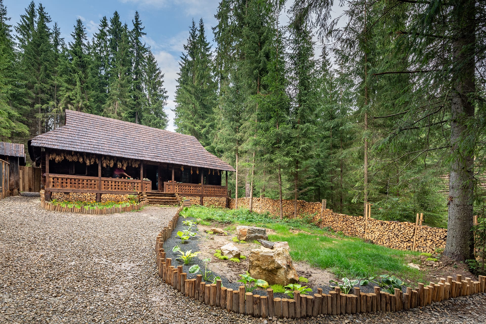 Дерев’яна хатина в лісі з дровами.