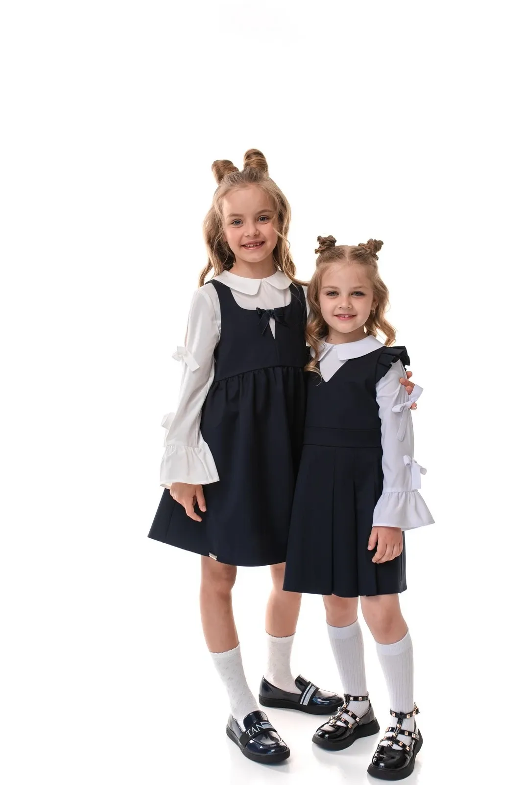 Дві дівчинки в темно-синій шкільній формі
