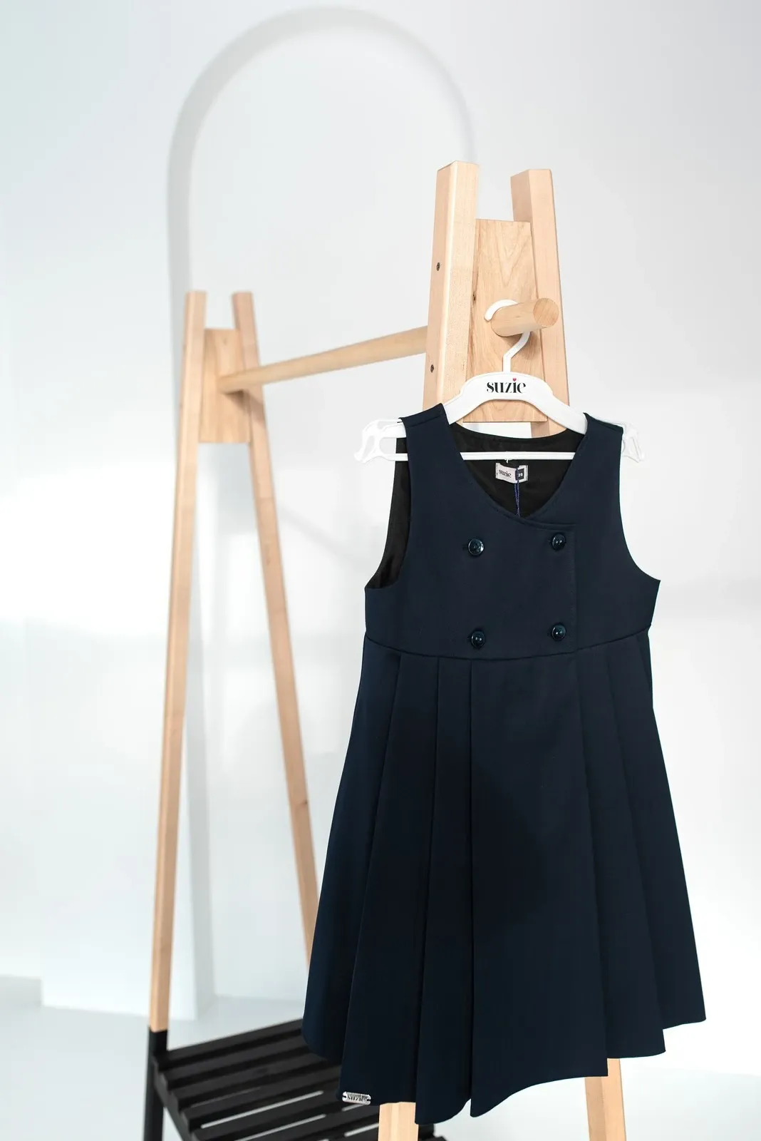 Темно-синій шкільний сарафан на вішалці