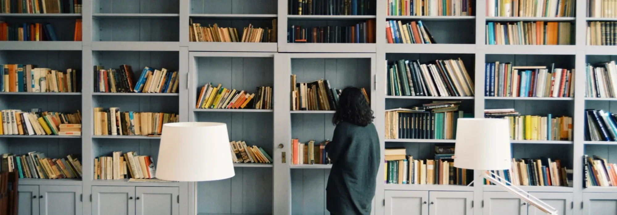 Людина біля книжкових полиць