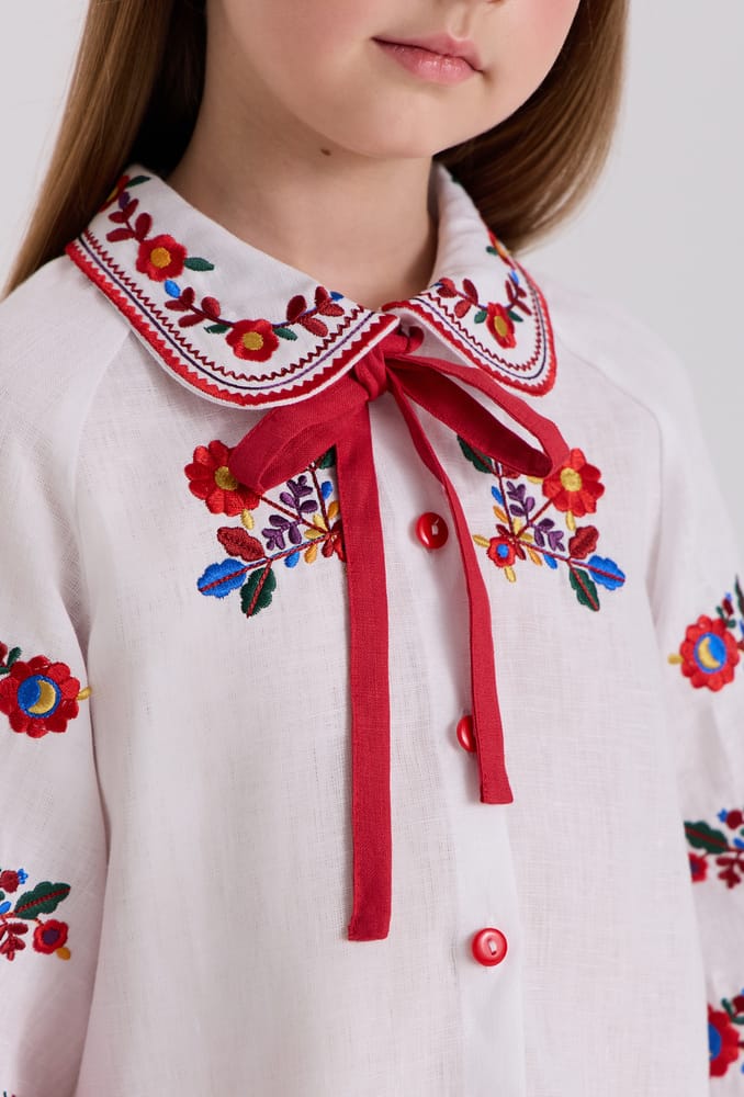 Квіткова вишивка за мотивами Яворівщини на дитячій сорочці