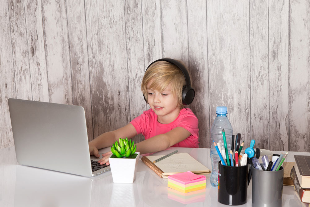 Дитина проходить онлайн-вправи Learning.ua