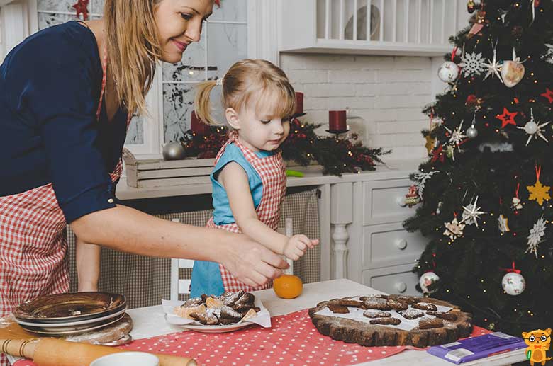 Щаслива мати і маленька дочка роблять Різдвяне печиво - Learning.ua
