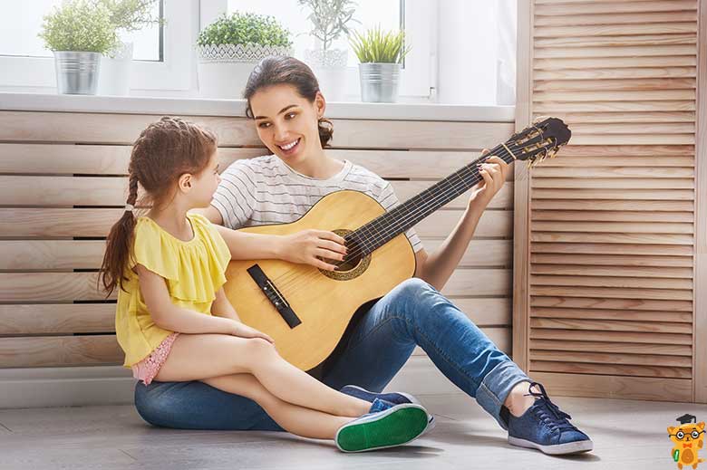 Мати і дочка грають на гітарі - Learning.ua