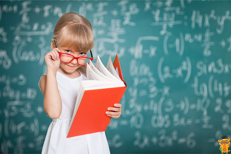 дівчинка читає класу перед шкільною дошкою