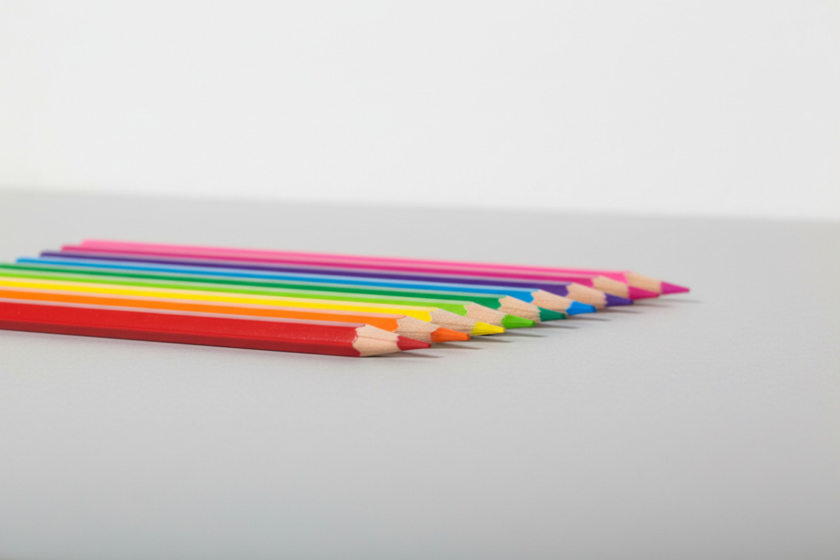 Ряд кольорових олівців, викладених у певній послідовності