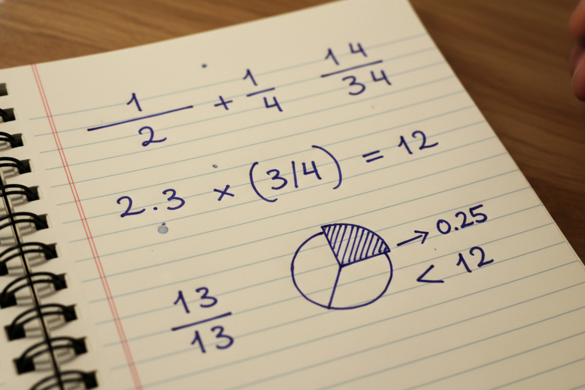 Приклади речень із дробовими числівниками у зошиті